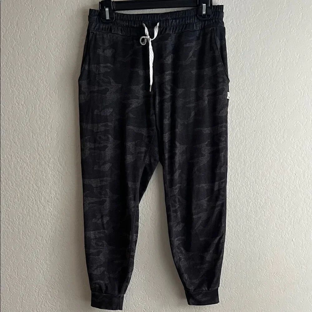 Vuori Drawstring Black/Gray Camo Joggers in Size X-Small